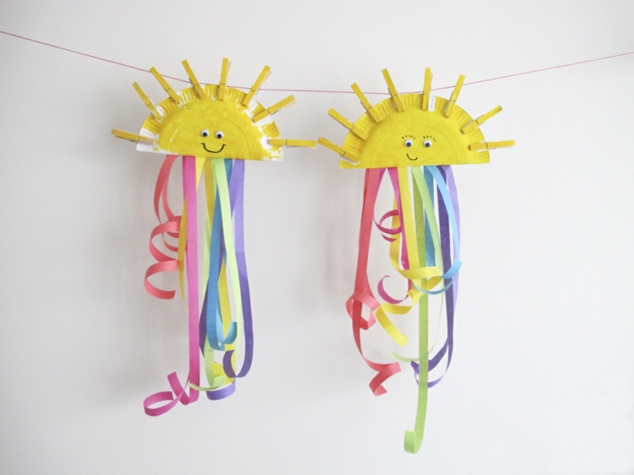 activité manuelle primaire maternelle, soleil en assiette en papier, decoration de bandes de papier multicolores