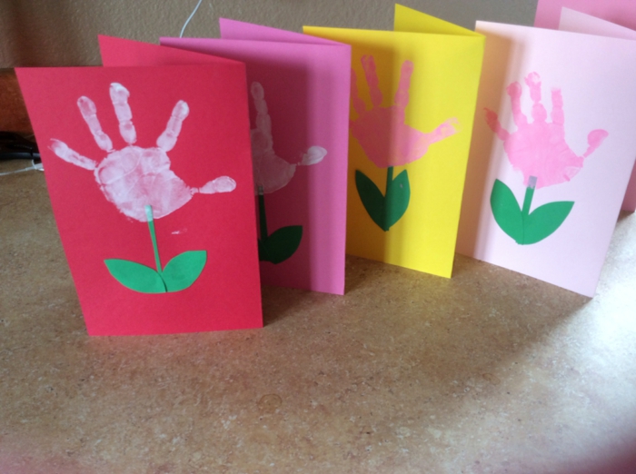 activité manuelle maternelle, des cartes en papier coloré, silhouettes, empreintes de mains, tige et feuilles verts