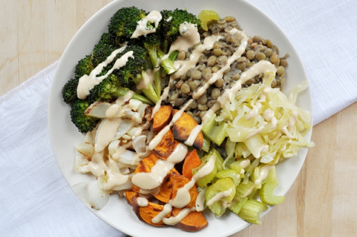 menu équilibré, brocolis, sauce blanche, carotte au four, alimentation équilibrée, assiette plate