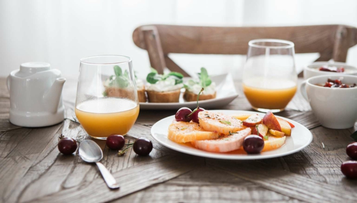 comment manger équilibré, préparer un petit déjeuner sain, verre en jus d'orange, manger sainement