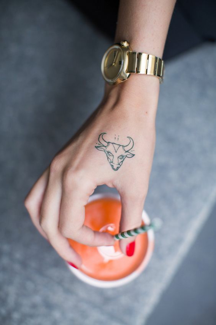 Photo de tatouage femme poignet idées tatoo superbe astrologique signe