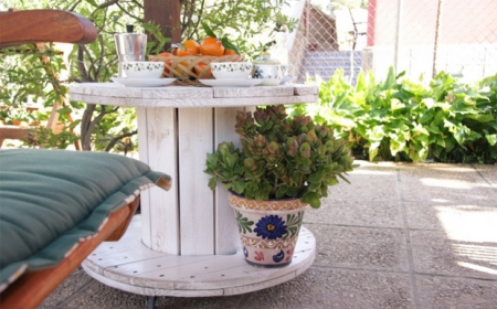 amenagement jardin table basse touret blanchie rangement pot de fleur petit déjeunrer en plein air canapé en bois
