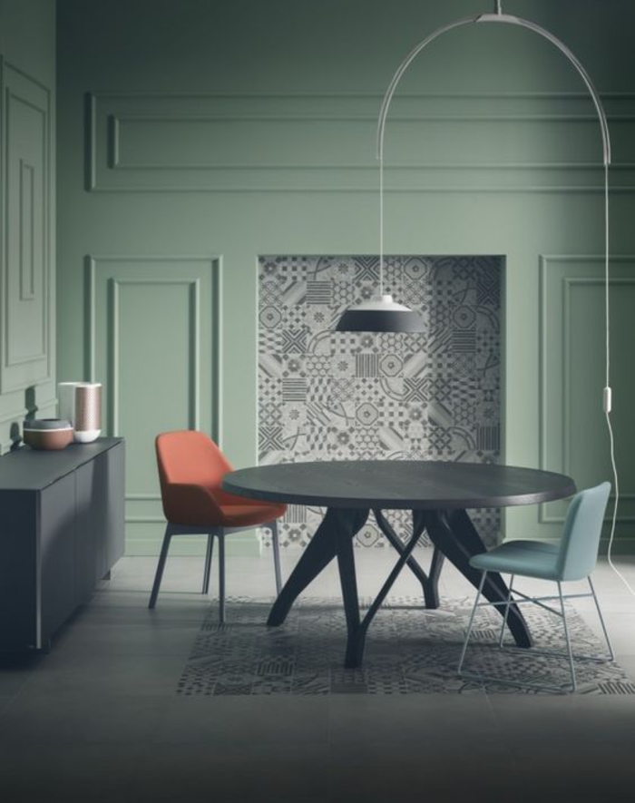salon moderne aux nuances du vert et du bleu, chaise scandinave couleur terracotta