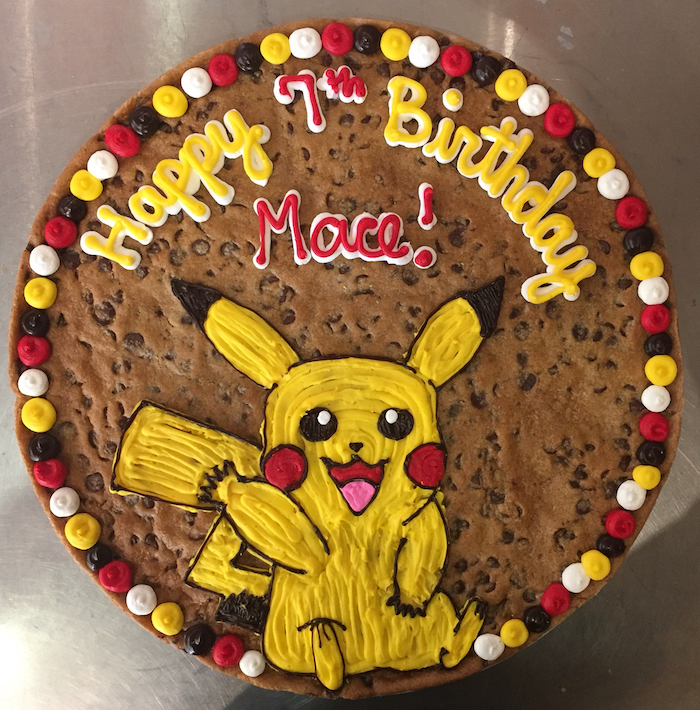 pikachu mignon, gâteau d anniversaire, génoise au chocolat, décoration avec seringue et crème
