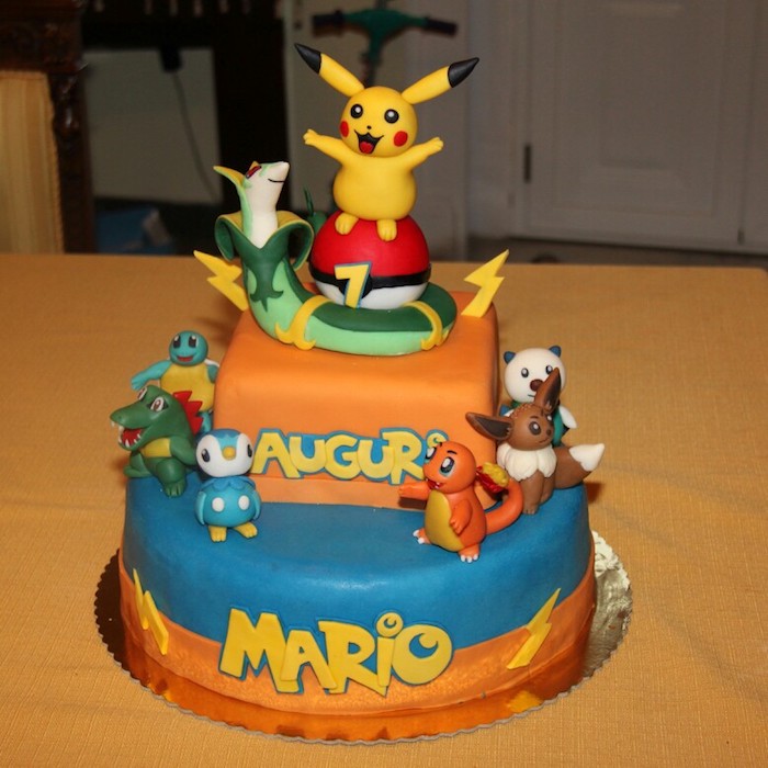 decoration gateau pokemon, gâteau en couches, pikachu mignon, plaque à gâteau, figurine jaune pikachu