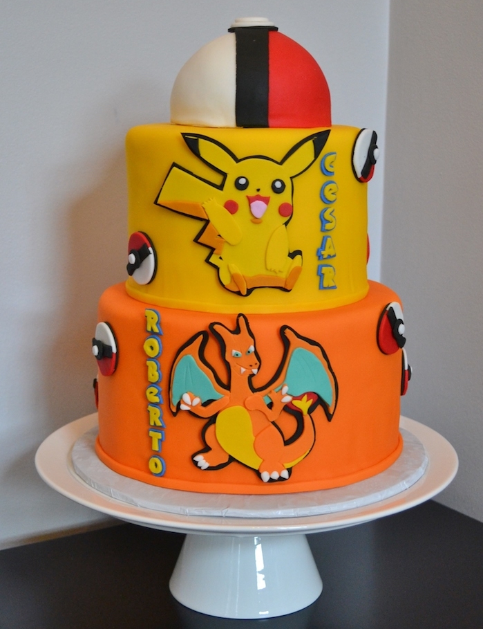 gâteau d anniversaire, plateau tournant, pâte orange, pâte jaune, dessin pikachu, pokéball