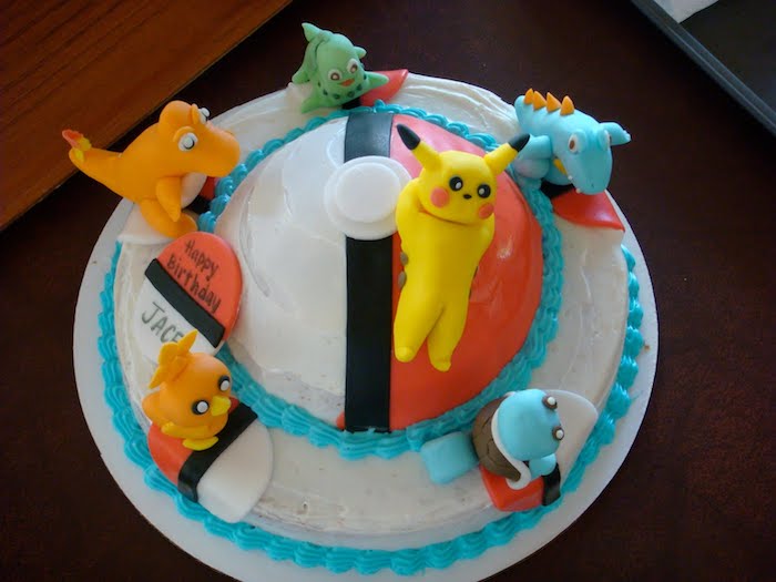 gâteau d anniversaire, recette de gateau, figurine pokémon, gateau pokemon, glaçage blanc, perles bleues