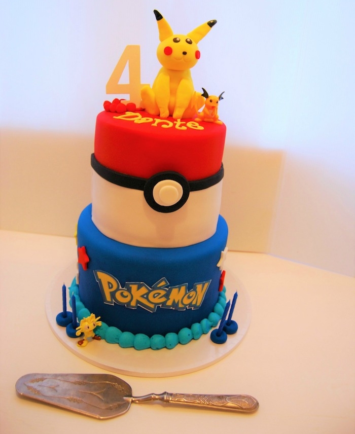 decoration gateau pokemon, gâteau d'anniversaire en couche, pikachu mignon, spatule, lettres pokémon