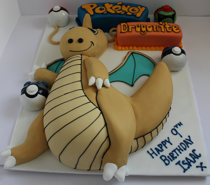 gâteau d anniversaire, dino, lettres pokémon, pokéballs, decoration gateau pokemon, plaque à pâtisserie