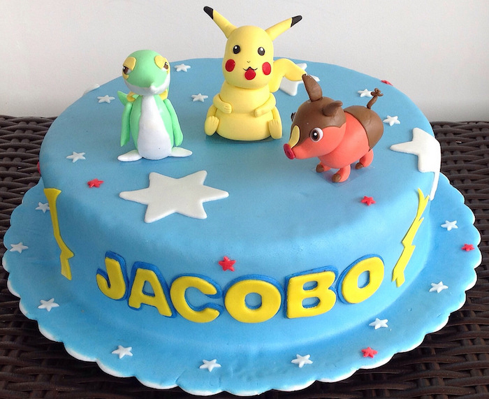 decoration gateau, pâte d'amande bleue, étoiles blanches, pokemon pikachu mignon, gâteau d anniversaire 