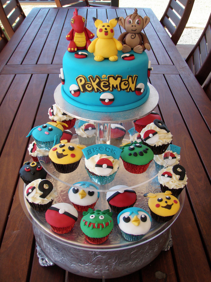 anniversaire pokemon, cupcakes pokémon, decoration gateau pokemon, figurines en pâte sucrée, plateau tournant