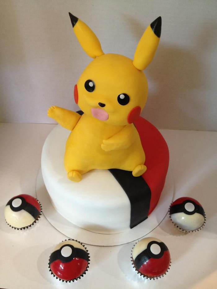 decoration gateau pokemon, pikachu mignon, pokéball muffins, pâte d'amande rouge, figurine pikachu 3d