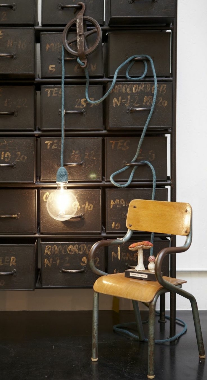 decoration industrielle, petite chaise en bois, plancher noir, murs blancs, corde lumineux avec ampoule électrique