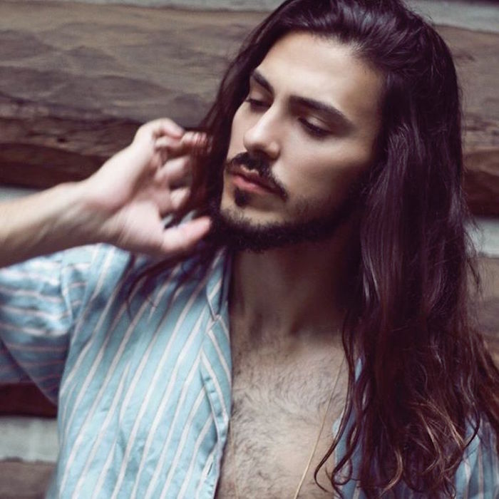 modele coupe cheveux longs homme avec barbe bouc mannequin long