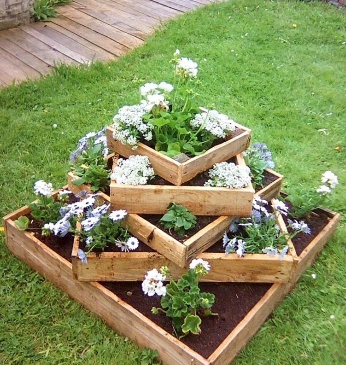 idée de jardiniere en palette, de type lit, des bacs à fleurs carrés superposés de manière asymétrique, fleurs blanches et violettes