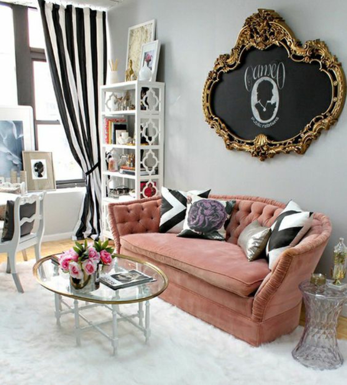 meubles baroque canapé couleur poudre de roses avec grand tableau au cadre doré