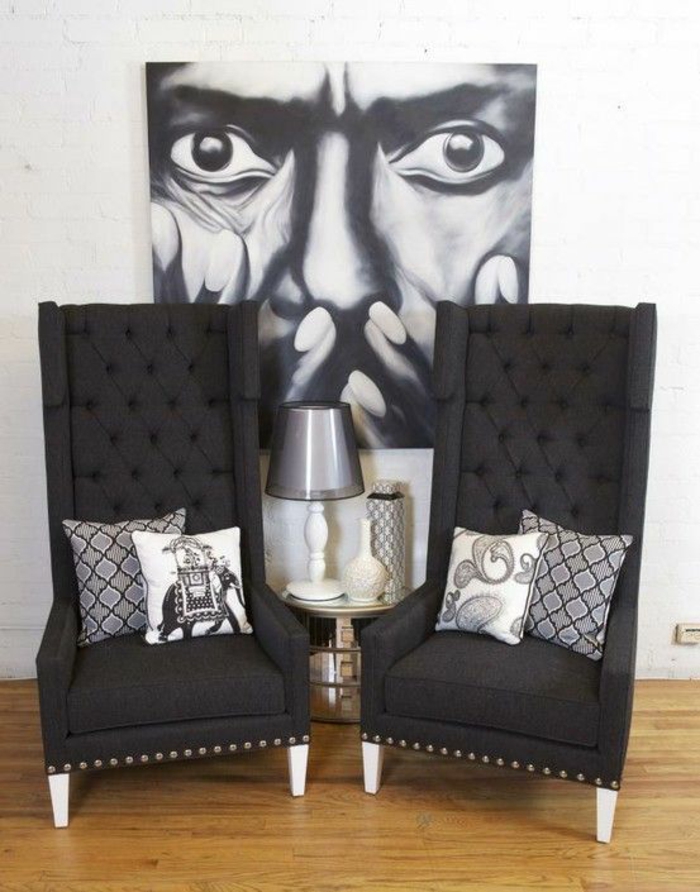 meuble baroque deux fauteuils gris fumée avec grand tableau de Dali visage étonné en noir et blanc 