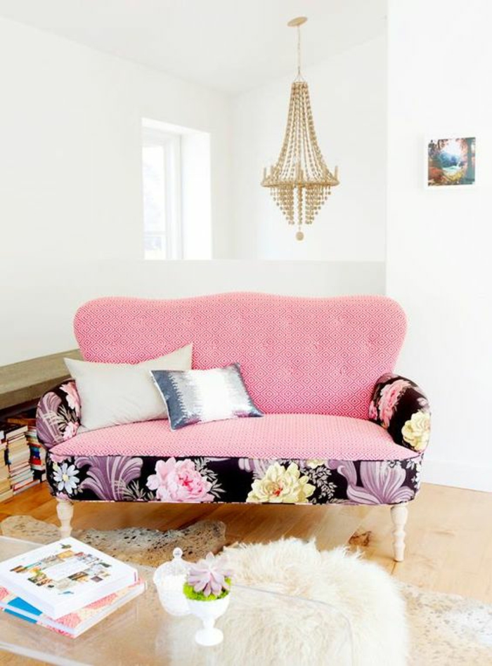 meuble baroque en rose et tissu en fleurs roses et fuchsia sur fond noir lustre en crystal long