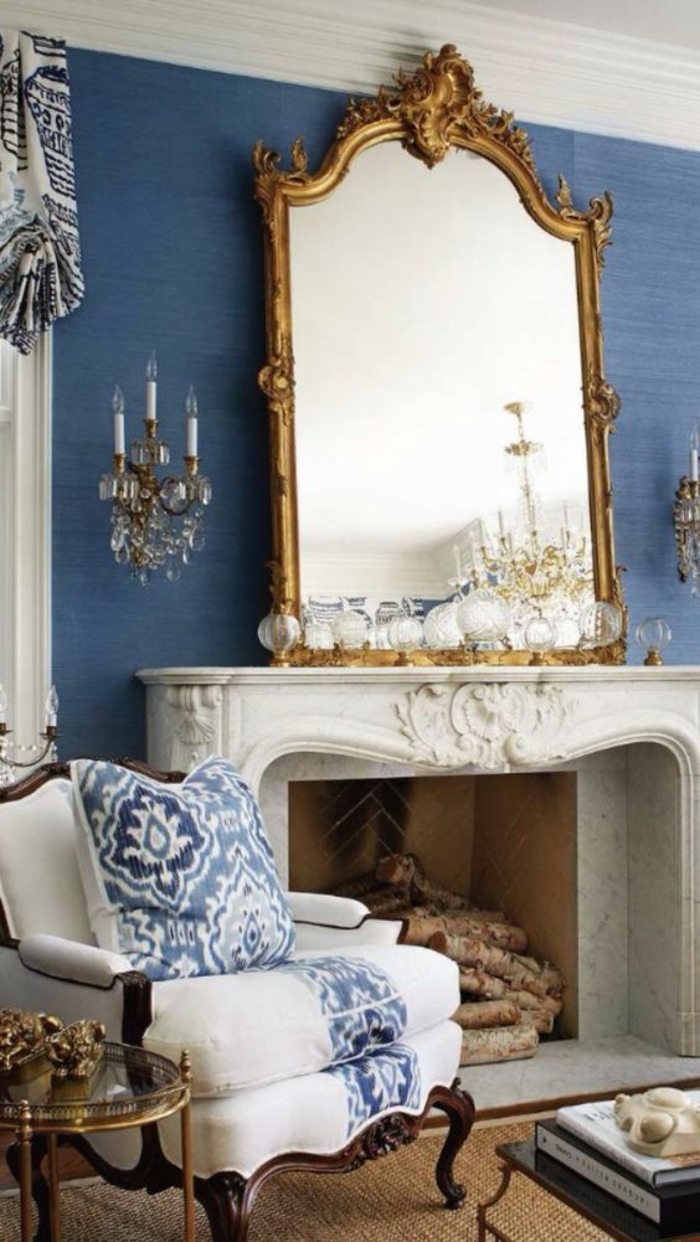meuble baroc avec grand miroir au cadre doré et aux formes baroques typiques