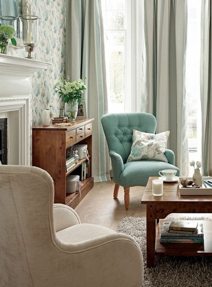 meuble style baroque avec fauteuil en vert pistache et fauteuil blanc