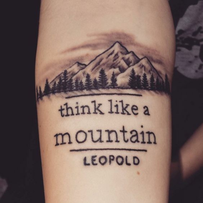 beau tatouage, montagne avec un script inspirant, forêt de sapins aux pieds de la montagne