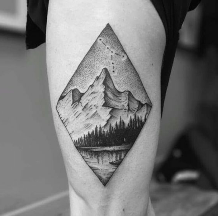 beau tatouage, montagne et constellation, forêt de pins et grande chaîne de montagnes