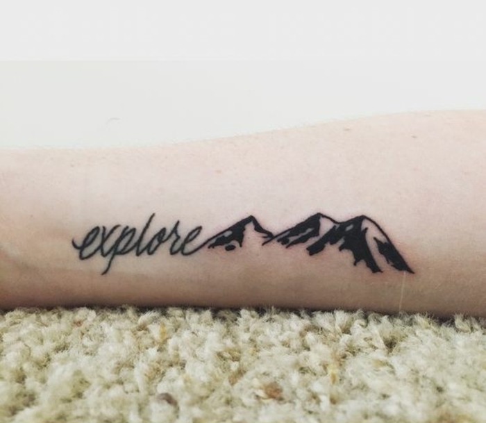 beau tatouage avec un script à l avant-bras et texte inspirant, tatouage femme 
