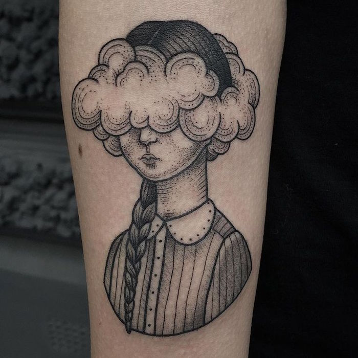tatouage nuage bras femme tattoo tete dans les nuages poesie trait fin stylé beau tatoo