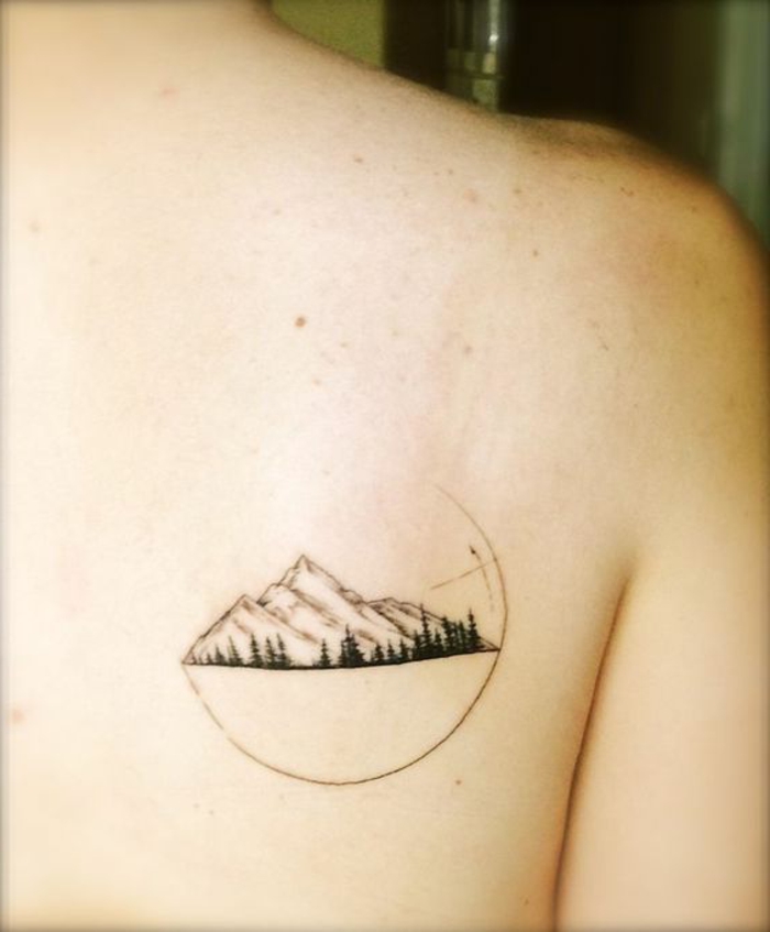 beau tatouage, tatouage femme montagne et cercle, tatouage élégant souss l'épaule