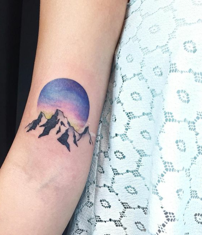beau tatouage, grand soleil au-dessus d'une montagne tatouée au bras, modèle de tatouage 