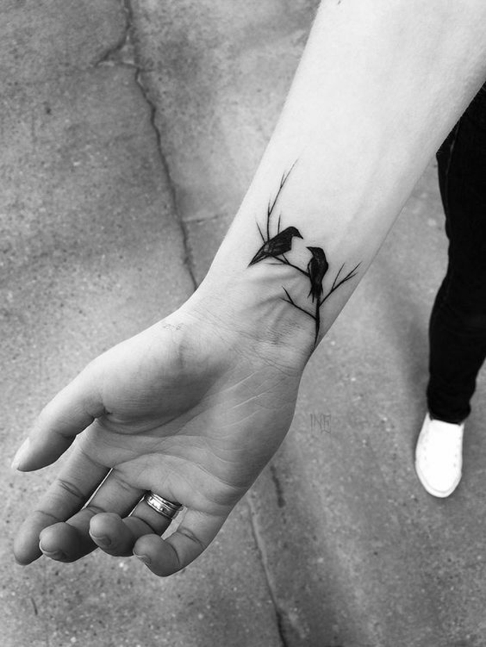 Idee de tatouage femme tatoo de femme petit tatoo discret oiseaux sur branche