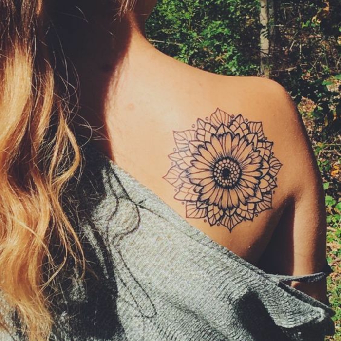 Tatouage original femme idée tatouage femme bras fleur géométrique 