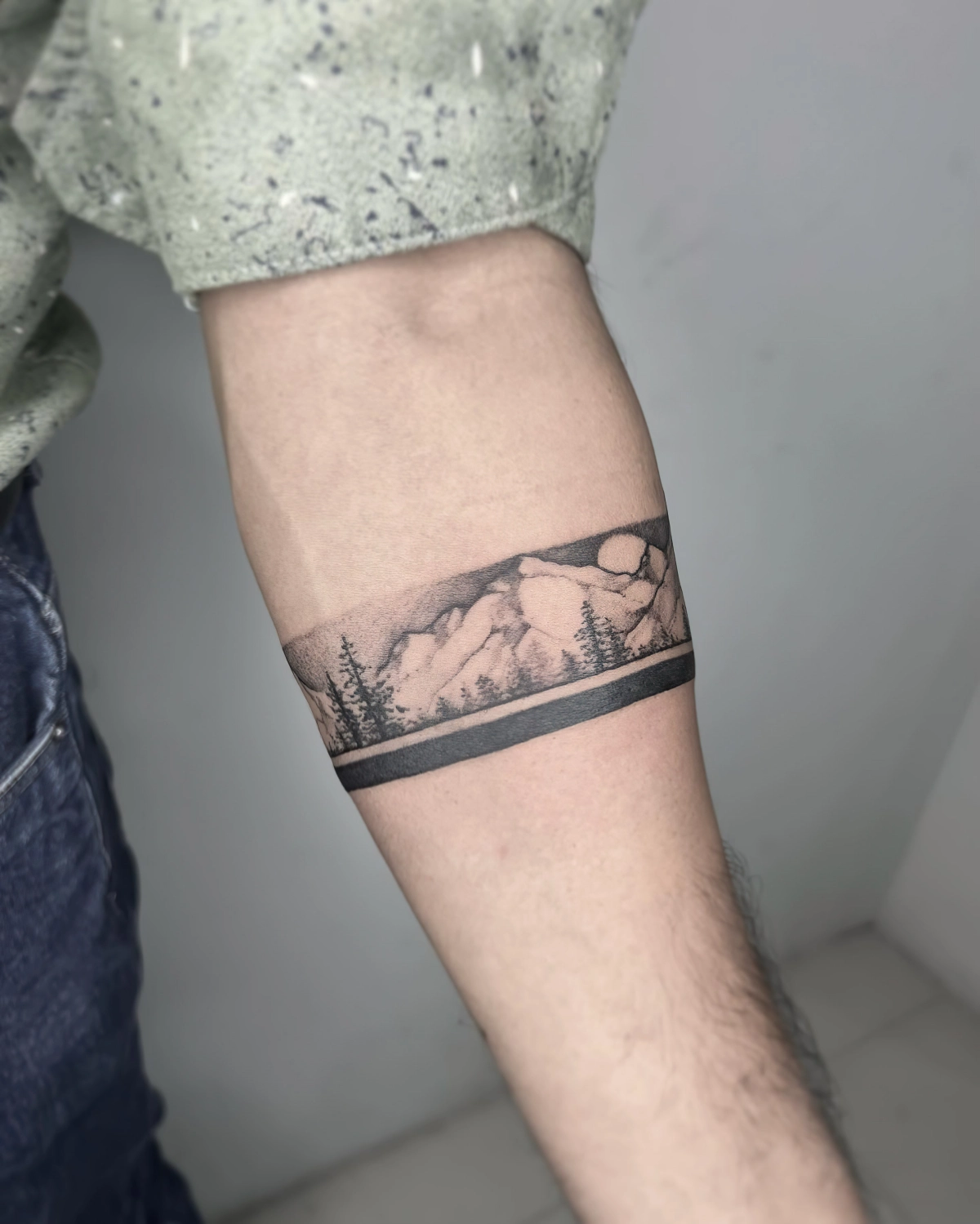 bracelet bras homme tatouage paysage cadre noir foret ciel