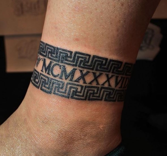 tatouage tour de cheville tribal tattoo chiffre romain au pied