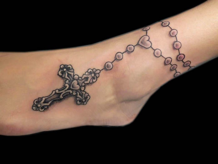 tatouage tour de cheville style bijoux chaine pendentif tattoo croix