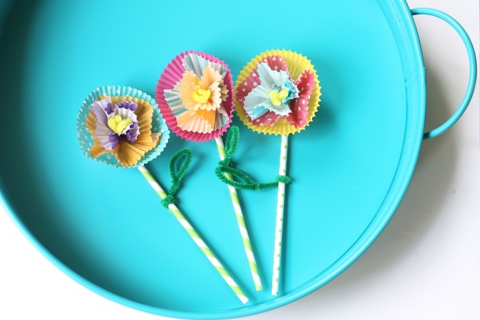 idée activité manuelle maternelle primaire avec des pailles et caissettes à muffins transformés en fleurs en papier multicolores, bricolage été