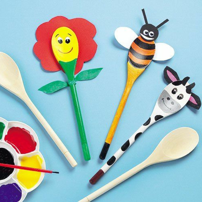 bricolage enfant, cuillères en bois, motif ferme, fleur, vache et abeille en bois et papier, projet loisirs creatifs