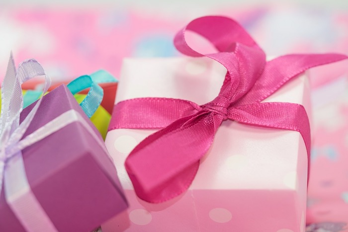 idee cadeaux, boîte cadeau fait à la maison, ruban rose, boîte violette, petite surprise