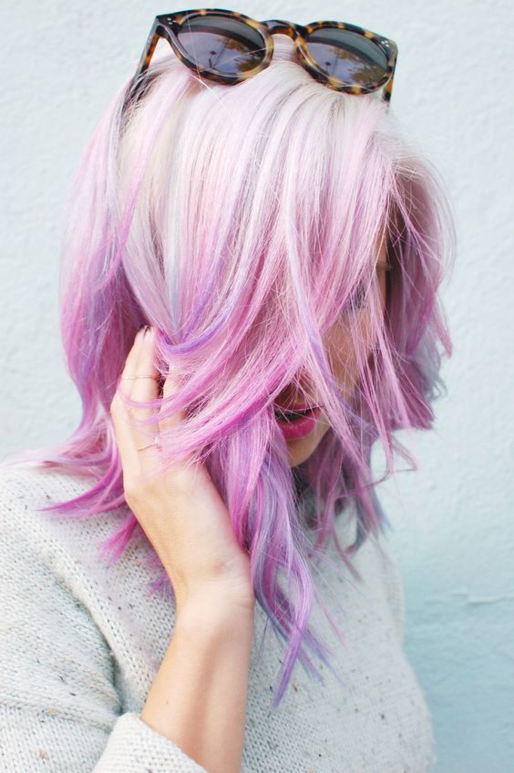 carré plongeant ondulé sur des cheveux polaire et rose, idée de coiffure extravagante et lunettes de soleil styées