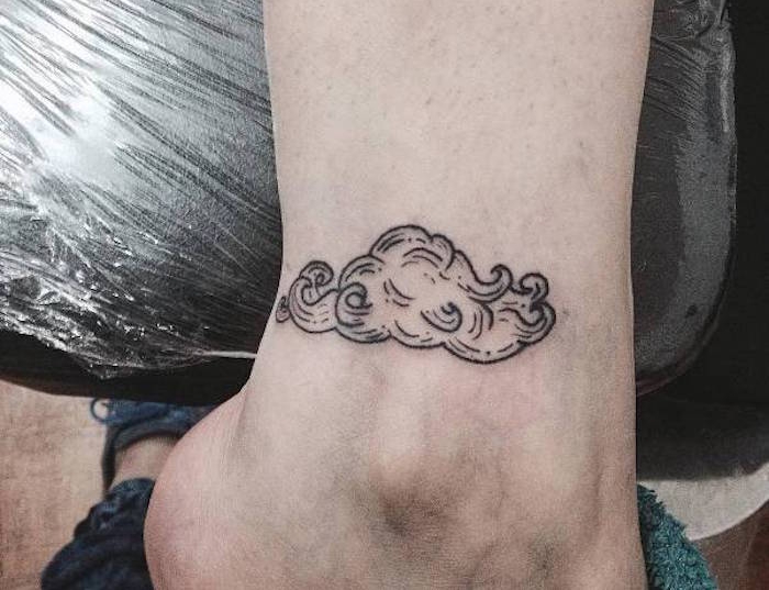 tatouage cheville femme ou homme idée petit tattoo de nuage
