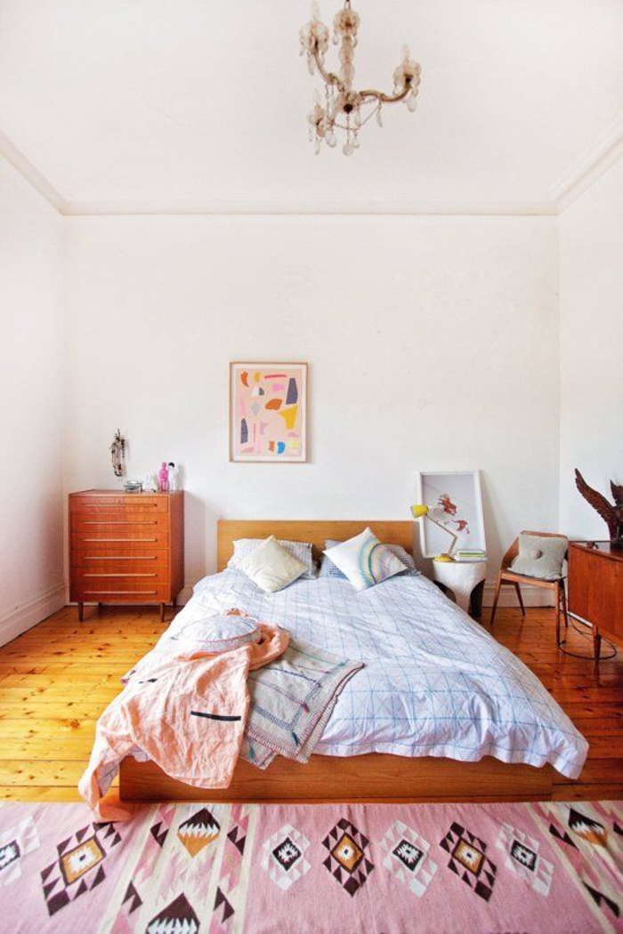 une chambre à coucher de style vintage aux accents déco ethnique chic , joli tapis rose à motifs géométriques ethniques