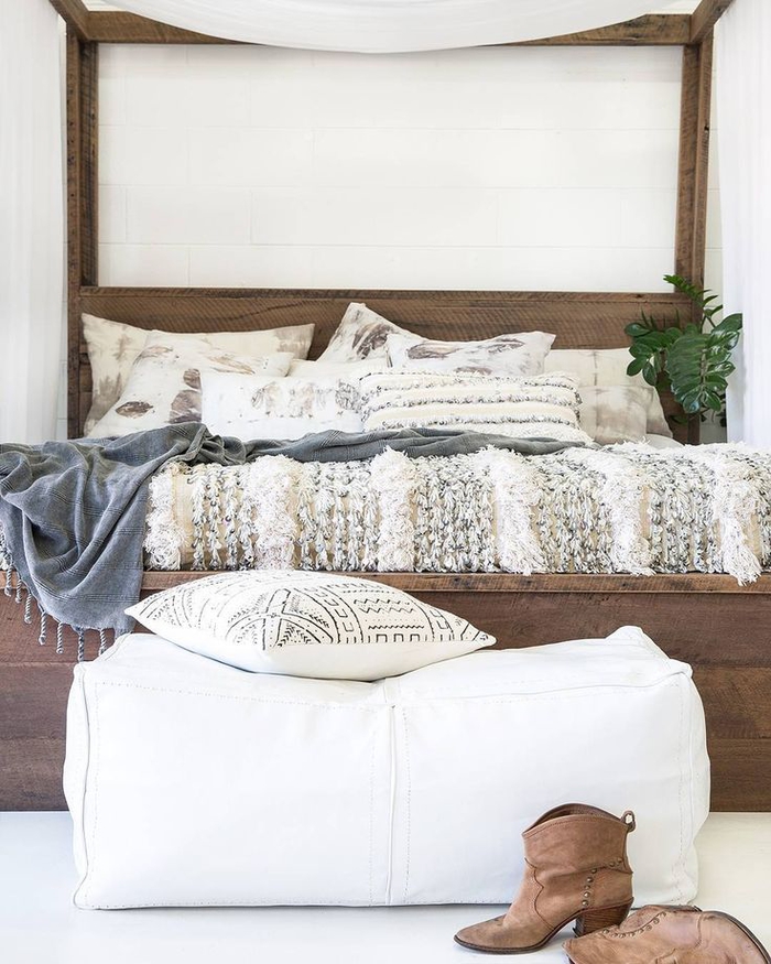 une chambre à coucher de style bohème chic, linge à lit en lin et coton pour une ambiance douce