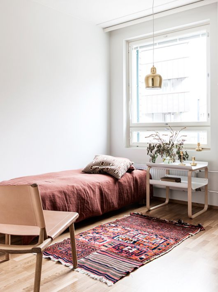 une chambre à coucher de style scandinave au design épuré qui adopte la couleur terracotta en toute douceur