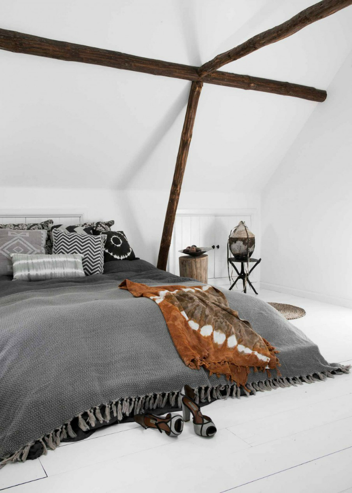 une chambre à coucher ambiance safari en gris et blanc, linge de lit à motif ethnique