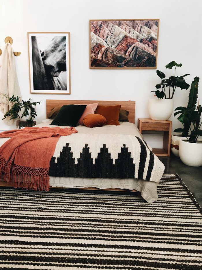 une chambre à coucher de style ethnique chic qui associe le noir, le blanc et la couleur terracotta