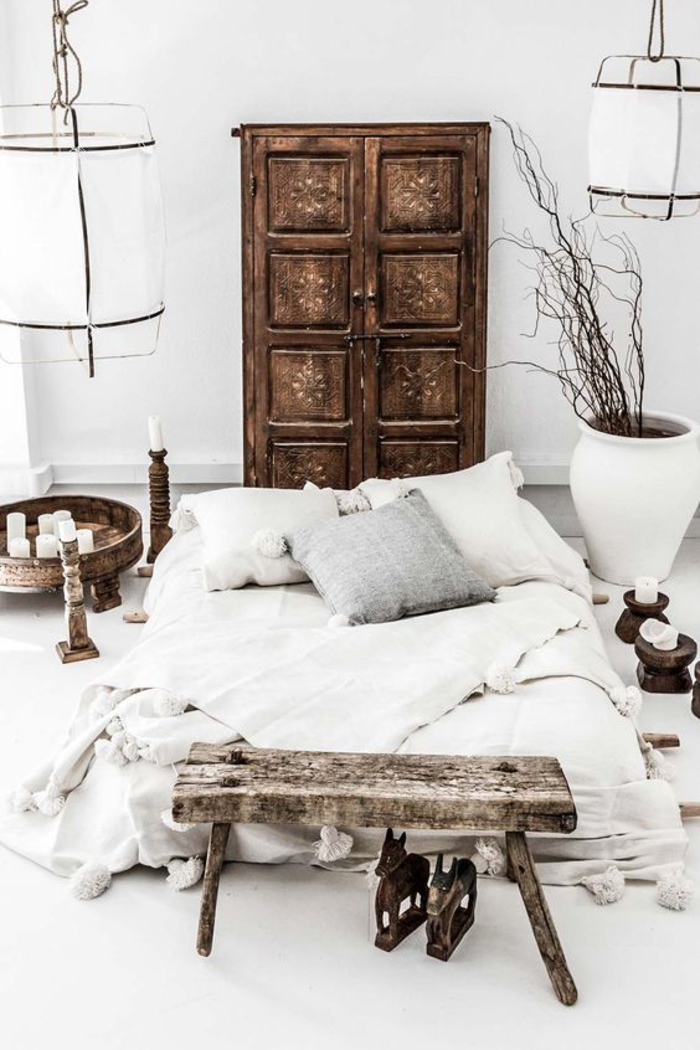 deco ethnique en bois rustique, chambre à coucher ensoleillée en blanc