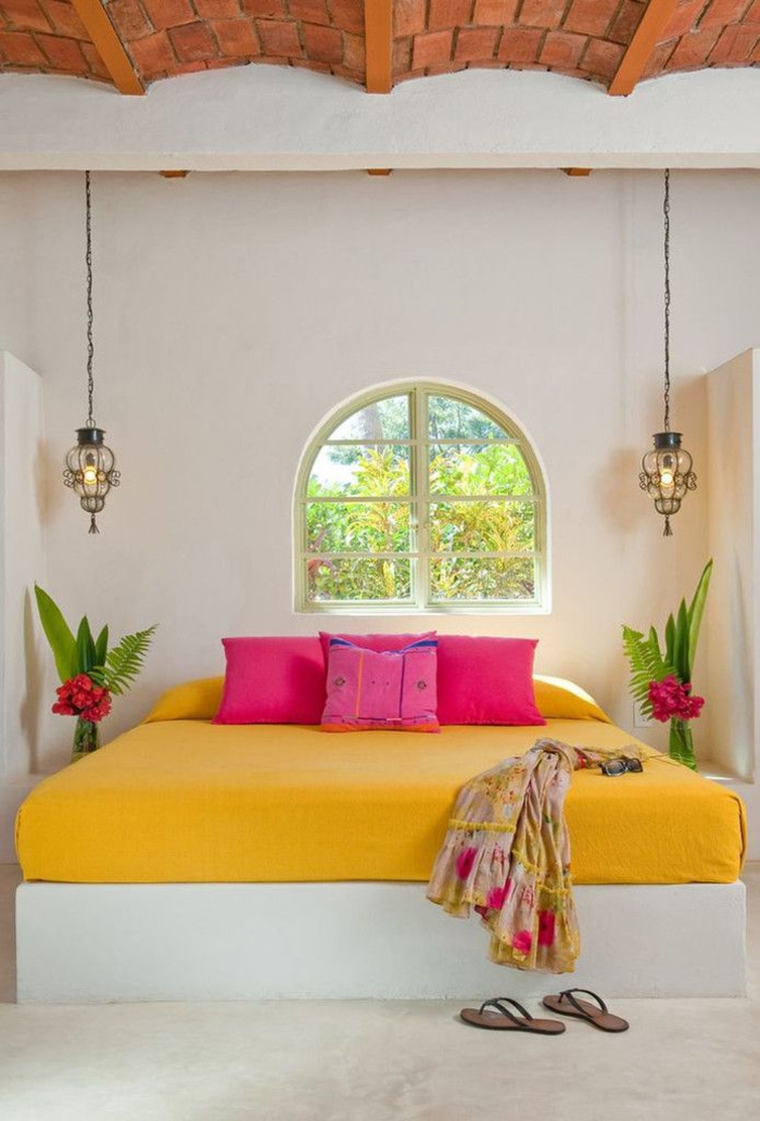 une chambre à coucher ethnique chic aux couleurs de mexique, des lampes de chevet en suspension