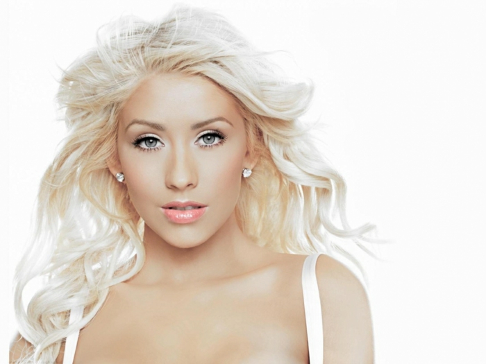 comment choisir sa couleur de cheveux, yeux claires, cheveux blonds blancs, lèvres orange, Christina Aguilera