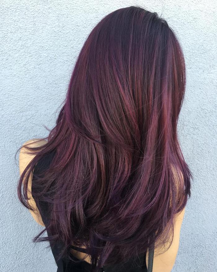 couleur de cheveux rouge, coiffure avec racines noires et mèches bordeaux, cheveux longs, coloration rouge
