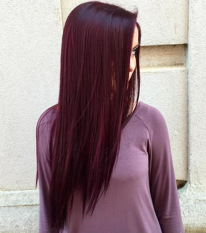 couleur de cheveux rouge, coiffure chaque jour, cheveux raids et longs, blouse nuance violette, femme dans la rue